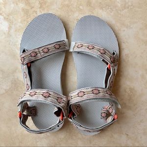 Teva sandals women’s 7